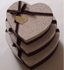 Kotak hadiah kertas daur ulang dekoratif berbentuk hati mewah, kotak kertas krim untuk cokelat