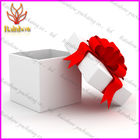 Kotak kertas kardus hadiah mewah modis dengan pita sutra merah