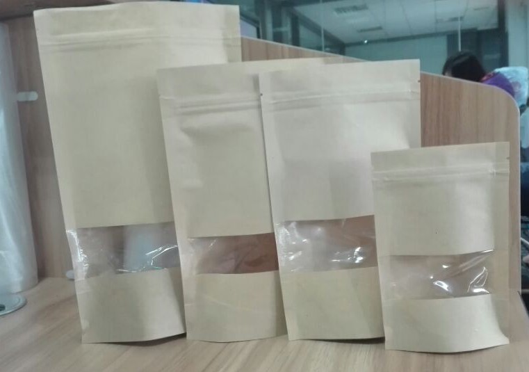 Brown Ziplock Stand Up Pouch Kantong Kertas Disesuaikan Tas Kemasan Makanan Dengan Jendela Yang Jelas