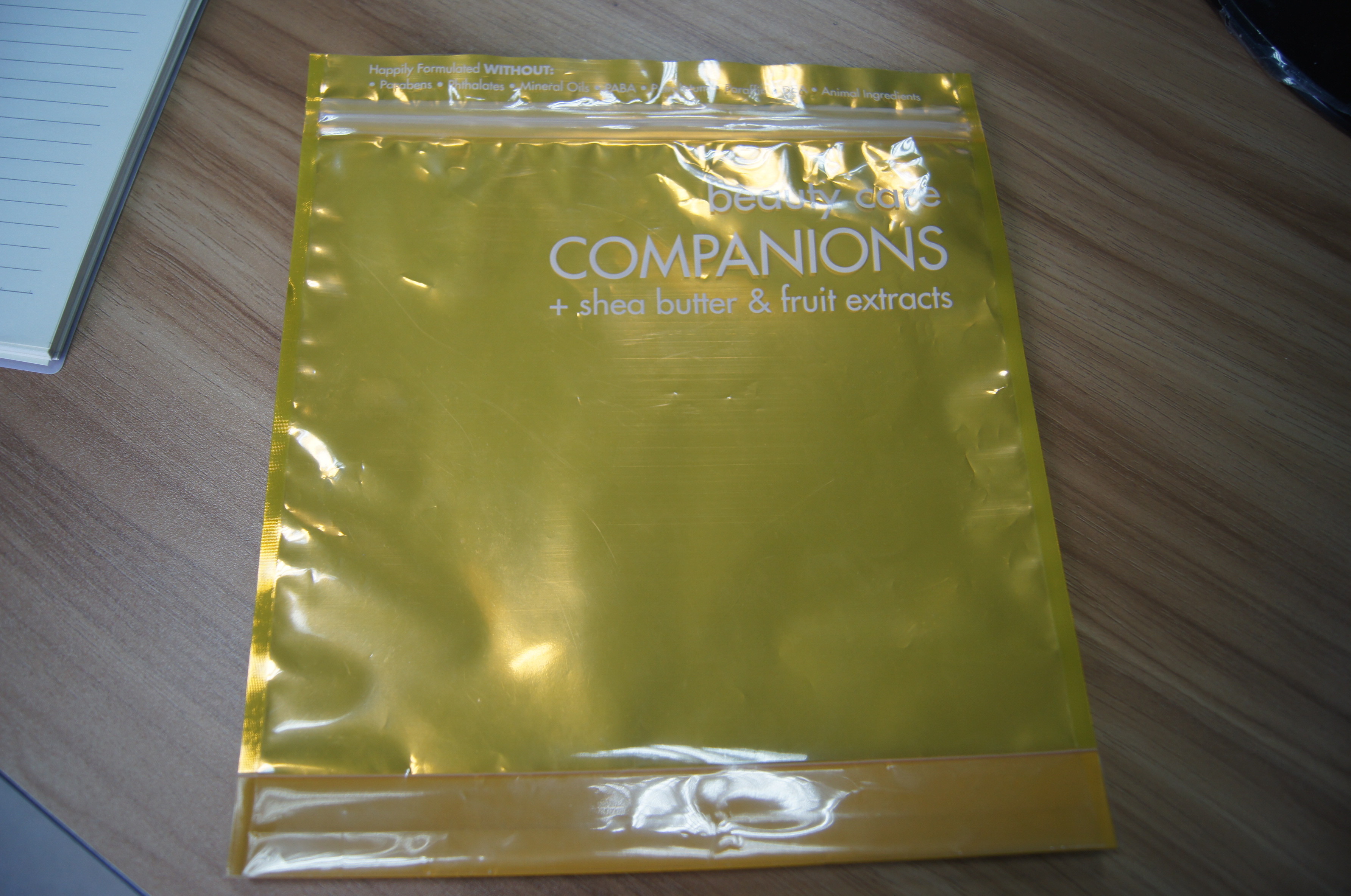 Tas kosmetik plastik transparan tampilan depan dengan ritsleting